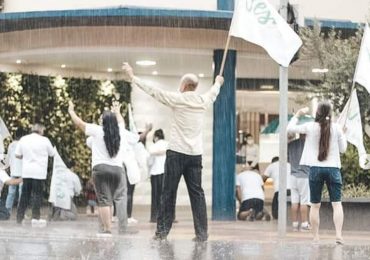 Curado da covid, pastor mobiliza fiéis para clamar por pacientes em frente a hospital