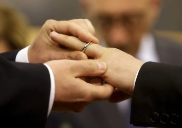 Vaticano proíbe padres de celebrarem uniões gays: ‘Deus não abençoa o pecado'