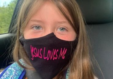 Escola que proibiu aluna de usar máscara com frase ‘Jesus me ama’ é processada