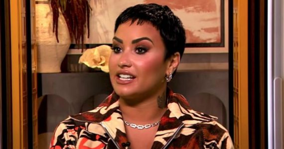 Demi Lovato diz que seu novo corte de cabelo simboliza sua rebelião contra o cristianismo