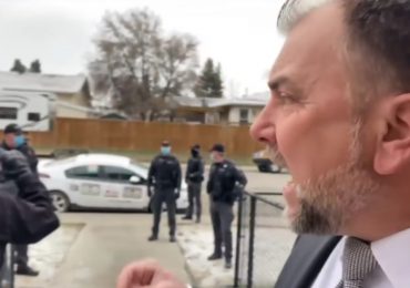 No Canadá, pastor enfrenta a SWAT para manter sua igreja aberta