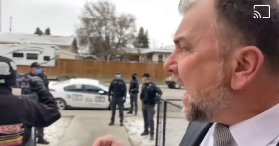 No Canadá, pastor enfrenta a SWAT para manter sua igreja aberta