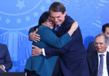 Bolsonaro estuda lançar Damares Alves candidata ao Senado em 2022