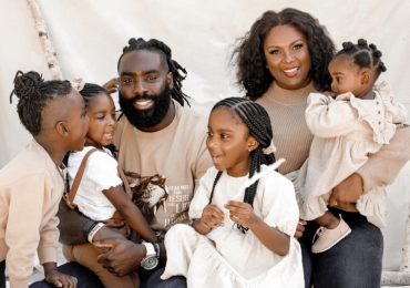 Esposa de jogador da NFL fala sobre família e riscos de idolatrar filhos: ‘Submeta tudo ao Senhor'