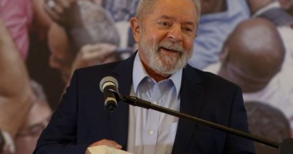 Lula ensaia elogio aos evangélicos e PT monta vídeos com música gospel