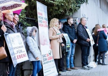 Alemães pró-vida proibidos pela Justiça de orar em frente a clínica de aborto