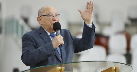 Aos 86 anos, pastor José Wellington é internado com covid-19 e filho pede oração
