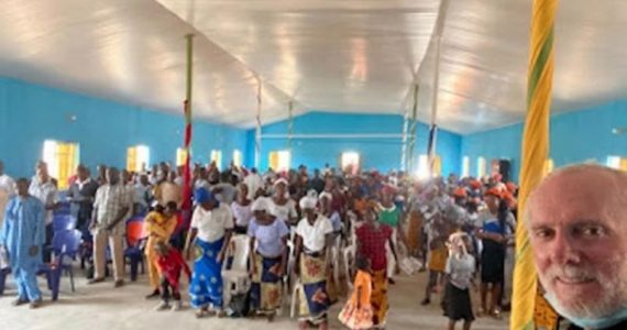 Pastor reconstrói igreja destruída por muçulmanos fulani na Nigéria