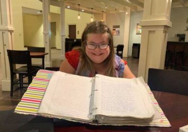 Mulher com síndrome de Down dedica 10 anos para transcrever a Bíblia manualmente