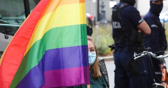 Hungria aprova lei que proíbe conteúdo LGBT para menores de 18 anos