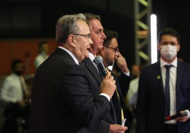 Em culto, Bolsonaro refuta especulações e reitera compromisso de indicar evangélico ao STF