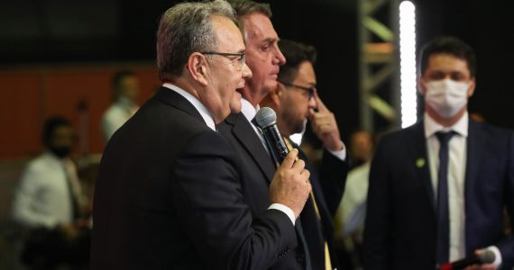Em culto, Bolsonaro refuta especulações e reitera compromisso de indicar evangélico ao STF
