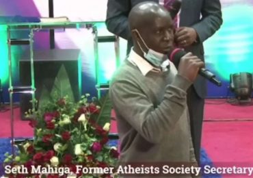 Quênia: ateu se converte, renuncia a cargo em entidade e revolta ativistas