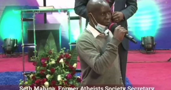 Quênia: ateu se converte, renuncia a cargo em entidade e revolta ativistas