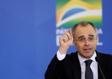 Alexandre Garcia elogia currículo do pastor André Mendonça após Bolsonaro confirmar indicação