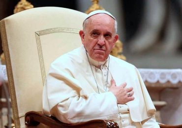 Papa se recupera bem após cirurgia; ‘Ainda não é para preparar obituários’, diz bispo