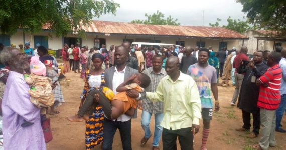 Criminosos libertam 28 crianças sequestradas em escola cristã na Nigéria