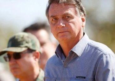 ‘Só Deus explica a gente estar de pé’, diz Bolsonaro sobre crises