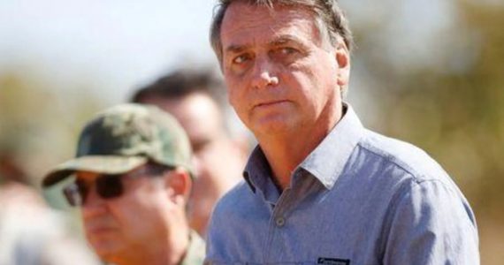 ‘Só Deus explica a gente estar de pé’, diz Bolsonaro sobre crises