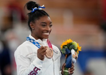 ‘Ele é quem dirige minha vida’, diz Simone Biles, dona de 7 medalhas olímpicas