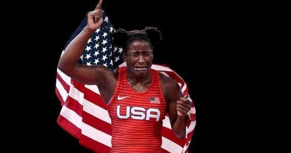 ‘É só pela graça de Deus’, diz lutadora após conquistar medalha de ouro em Tóquio