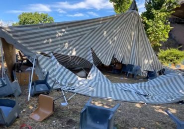 Vândalos destróem tenda de igreja evangélica e incendeiam bíblias na França
