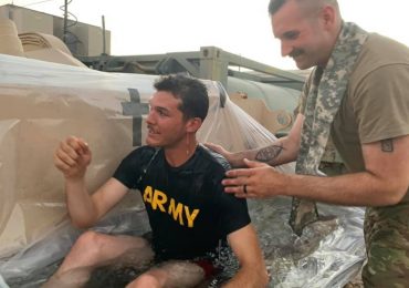 Soldados são batizados nas águas em cerimônia improvisada: ‘Coração feliz'