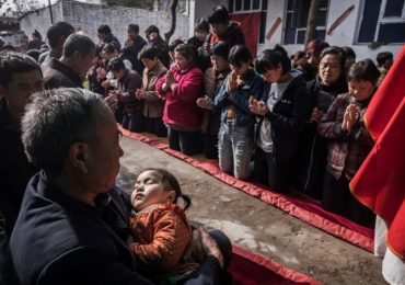 China: Polícia sabota passeio de cristãos por temer celebração de batismo nas águas