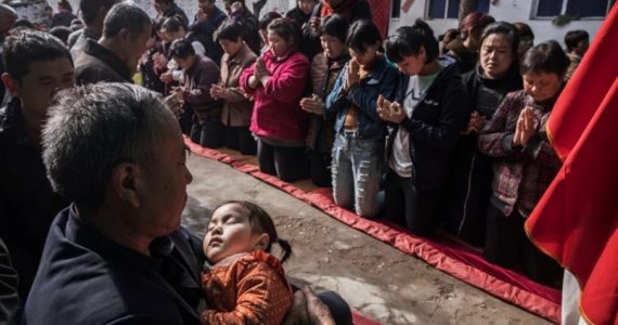 China: Polícia sabota passeio de cristãos por temer celebração de batismo nas águas