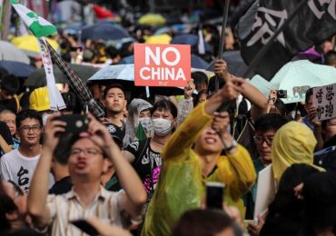 Pressão da China sobre Hong Kong leva ministério cristão a encerrar atividades no país