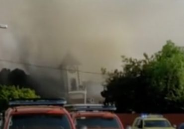 Lava do vulcão Cumbre Vieja ganha velocidade e destrói igreja