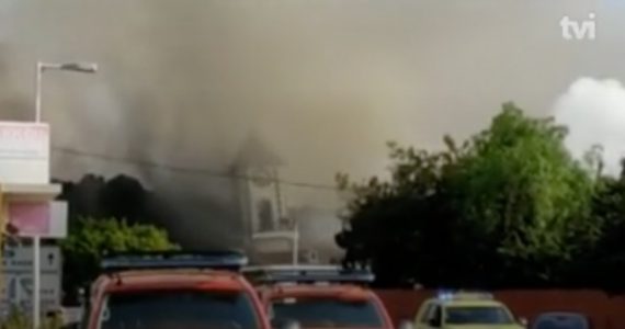 Lava do vulcão Cumbre Vieja ganha velocidade e destrói igreja