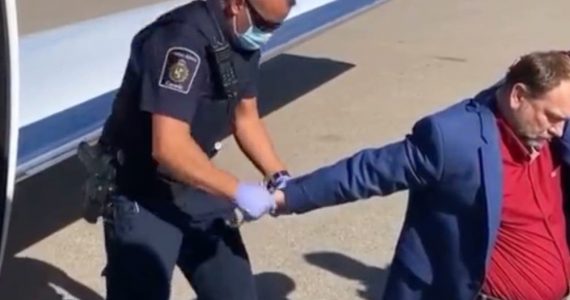 Pastor que se nega a fechar igreja no Canadá é emboscado e preso em aeroporto
