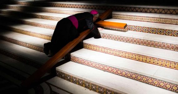 Mais de 215 mil crianças foram abusadas por padres e bispos católicos na França