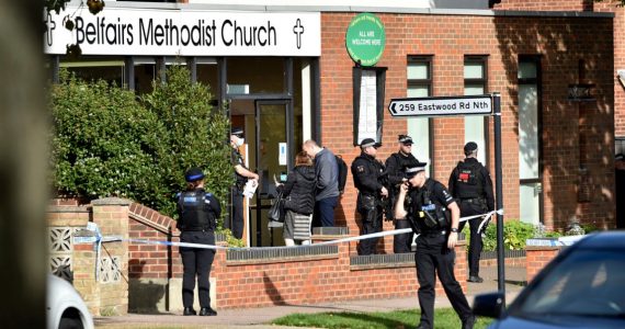 Parlamentar conservador é assassinado a facadas em igreja na Inglaterra