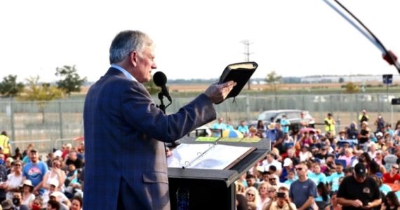 Mais de 5 mil pessoas se entregam a Cristo em cruzada evangelística de Franklin Graham