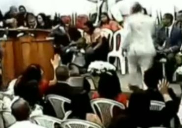 Pastor sofre AVC no púlpito enquanto cantava ‘Soldado Ferido’ e morre