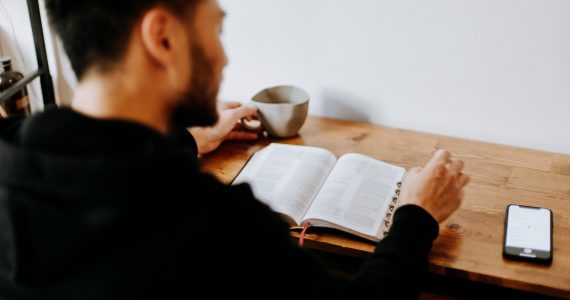 Ateu queria destruir fé do pai e foi ler a Bíblia. Terminou convertido