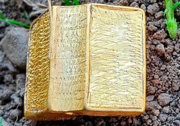 Raridade: Bíblia de ouro maciço é encontrada em zona rural por enfermeira