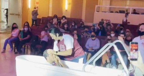 Thammy Miranda e companheira são batizadas por Lana Holder em igreja inclusiva