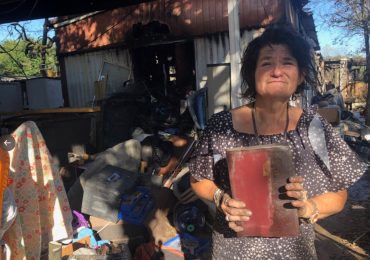 Incêndio destrói casa, mas família sobrevive e encontra Bíblia intacta nos escombros