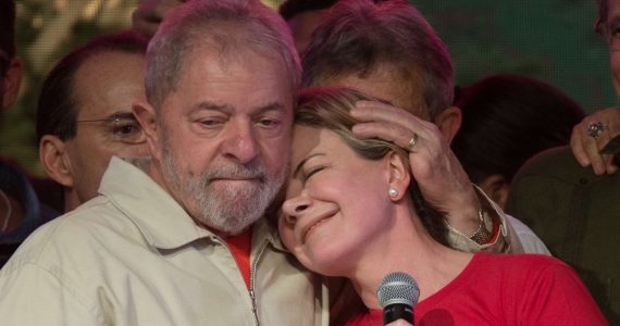 Após Gleisi comparar Lula a Jesus, jornalista diz que PT é uma seita