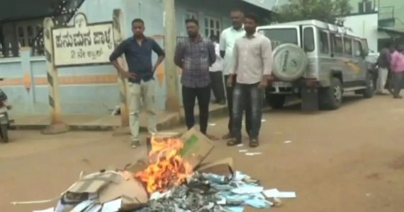 Radicais hindus acuam cristãos e queimam caixas com exemplares dos Evangelhos