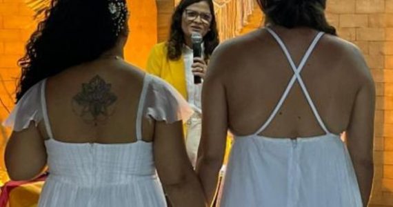 ‘Pastora' de igreja expulsa de convenção celebra união de duas mulheres