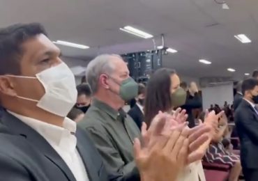 De olho no voto evangélico, Ciro Gomes acompanha Daciolo em culto