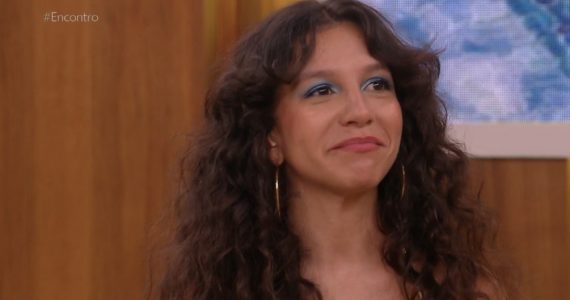 Priscilla Alcantara recebe previsões de taróloga durante programa da Globo