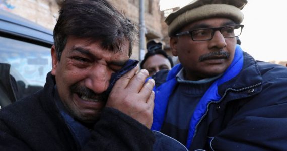 ‘Viva Jesus Cristo’, gritam fiéis em velório de pastor assassinado no Paquistão