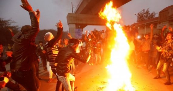 Hindus espancam pastores e queimam bíblias: "Ateei fogo no seu Jesus"