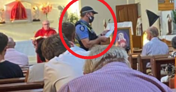 Polícia interrompe celebração em igreja para verificar o uso de máscaras