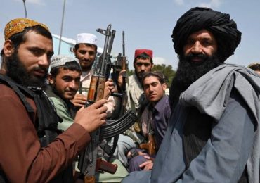 Talibã continua caçando os cristãos de "porta em porta", diz afegã